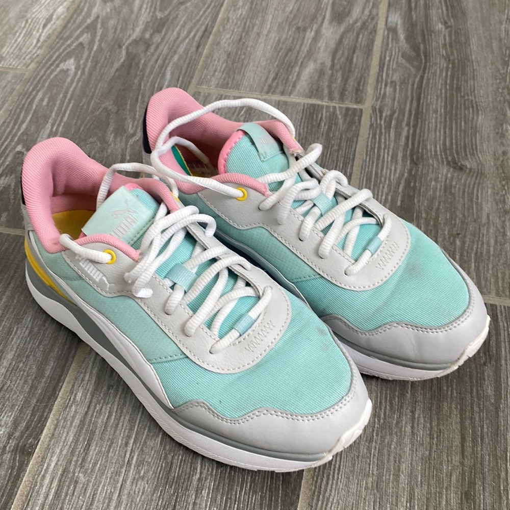Womens size 6 (4.5 kids) puma pastel sneakers vguc